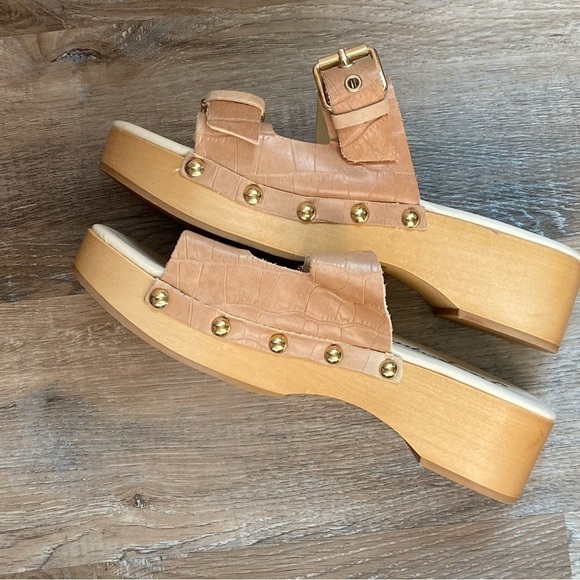 Free People Fiona Cream Croc Buckle Stud Accent Wooden Cushioned Clogs NWOT - Picture 4 of 6
